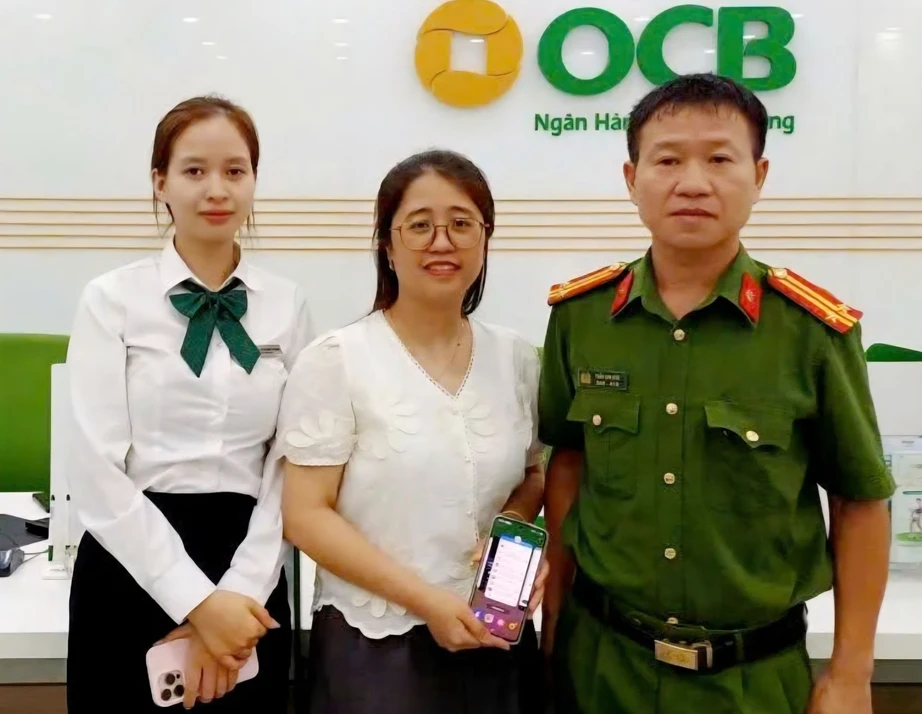 Ninh B&igrave;nh: Hỗ trợ người d&acirc;n ho&agrave;n trả 400 triệu đồng do chuyển nhầm- Ảnh 1.