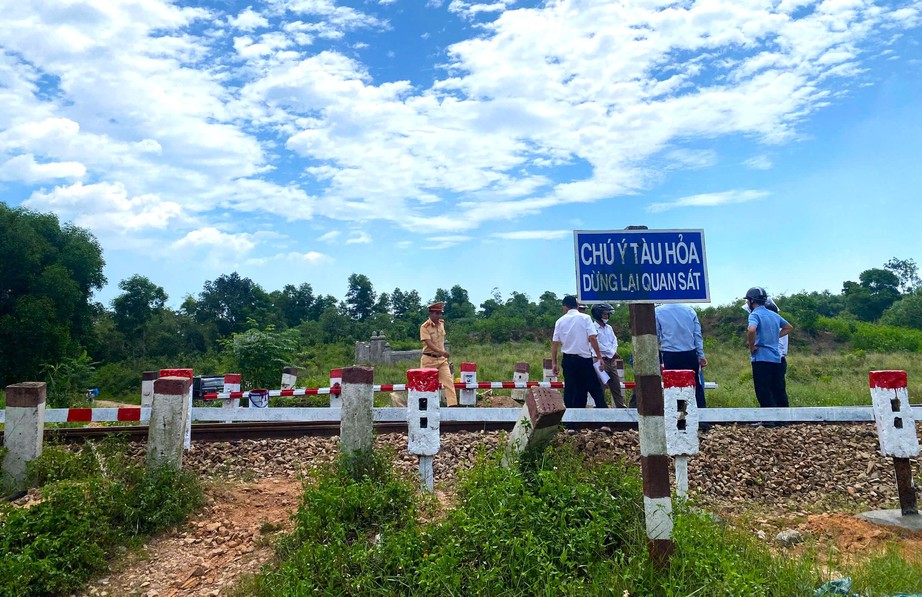 Huế: Đ&oacute;ng lối đi tự mở nguy hiểm qua tuyến đường sắt Bắc - Nam- Ảnh 9.