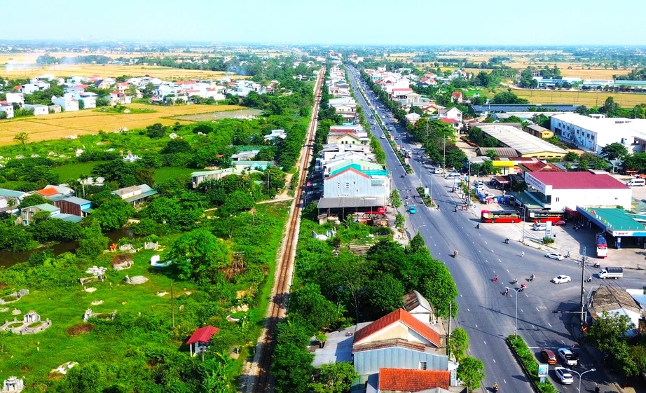 Huế: Đ&oacute;ng lối đi tự mở nguy hiểm qua tuyến đường sắt Bắc - Nam- Ảnh 1.