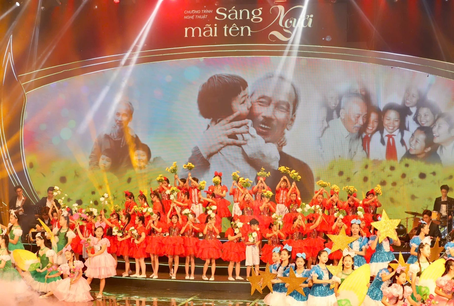 Dòng chảy biểu tượng và khát vọng đất nước trong “Sáng mãi tên Người”- Ảnh 3. Dòng chảy biểu tượng và khát vọng đất nước trong “Sáng mãi tên Người”- Ảnh 3.