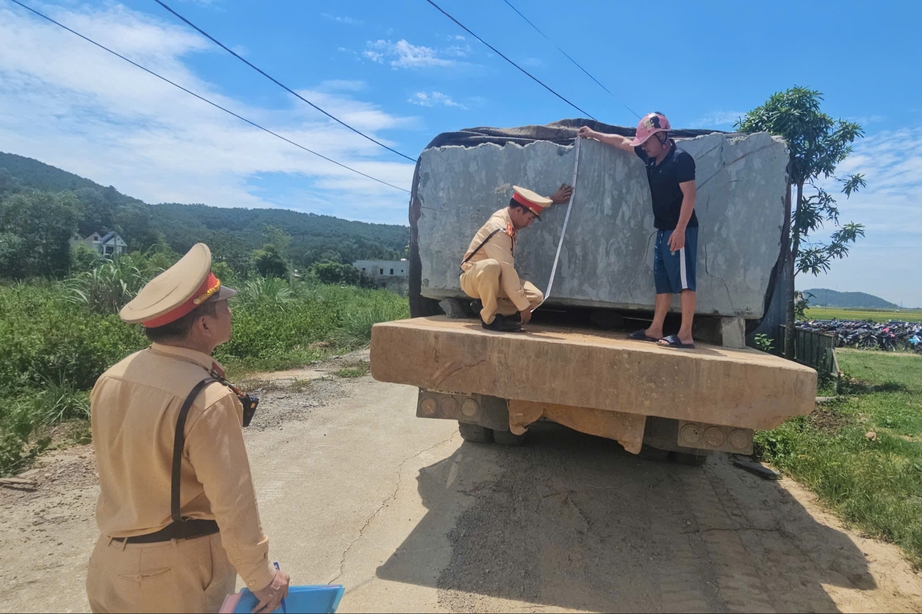 Thanh H&oacute;a siết xe qu&aacute; tải ở mỏ đ&aacute;, l&agrave;ng nghề, xử nghi&ecirc;m vi phạm- Ảnh 2.