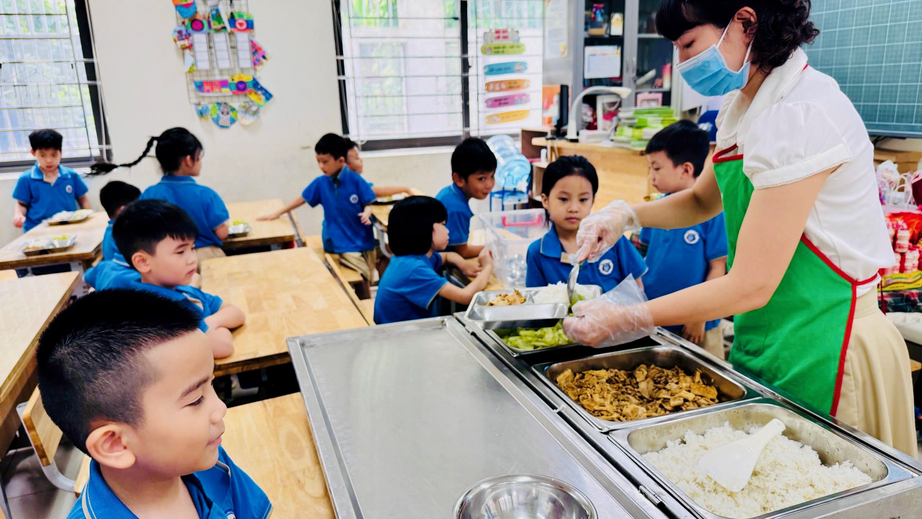 
H&agrave; Nội: Siết chặt bữa ăn b&aacute;n tr&uacute; bằng quy tr&igrave;nh "kh&eacute;p k&iacute;n" 10 bước
- Ảnh 1.