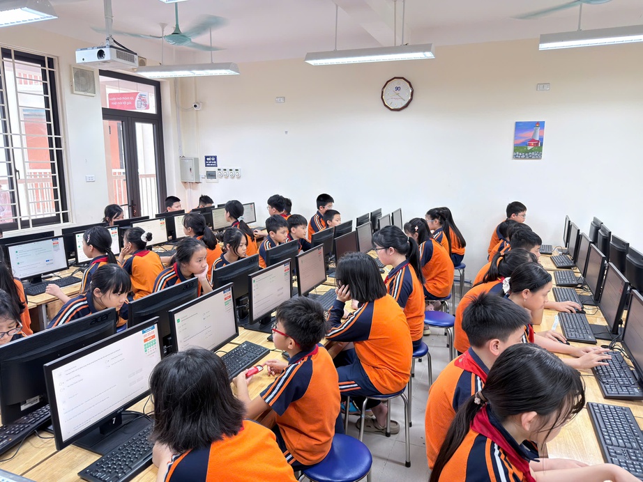 Hà Nội: Trường học điều chỉnh lịch dạy, dừng hoạt động ngoài trời tránh nắng nóng- Ảnh 1. Hà Nội: Trường học điều chỉnh lịch dạy, dừng hoạt động ngoài trời tránh nắng nóng- Ảnh 1.