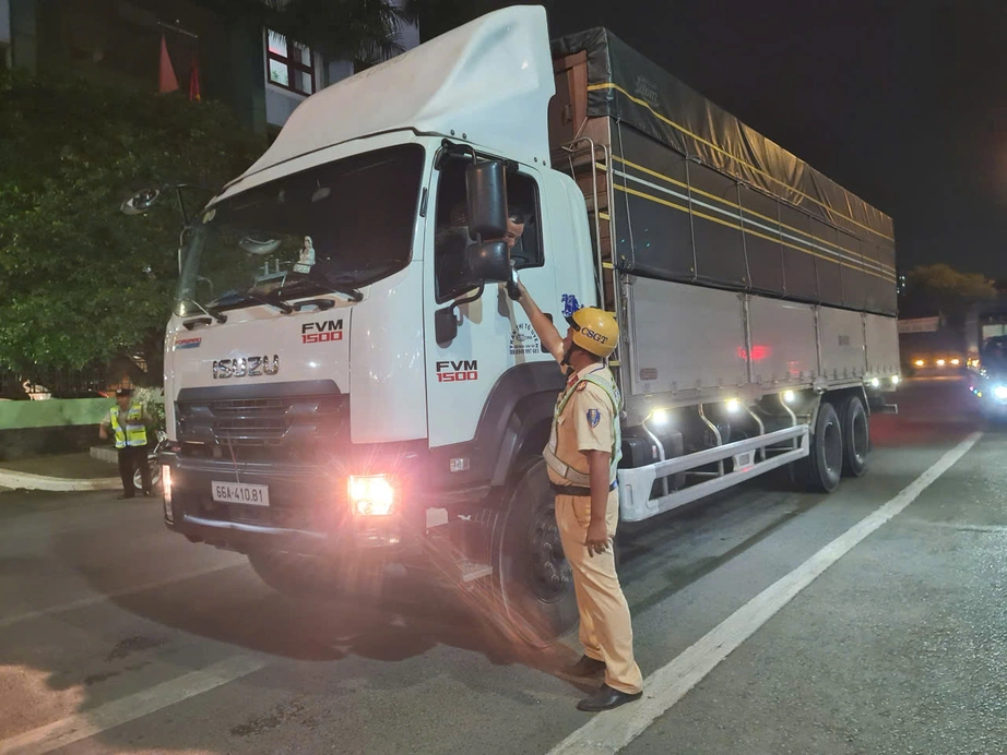 TP.HCM: Ra qu&acirc;n kiểm tra nồng độ cồn, test ma t&uacute;y, kh&ocirc;ng ph&aacute;t hiện trường hợp vi phạm - Ảnh 1.
