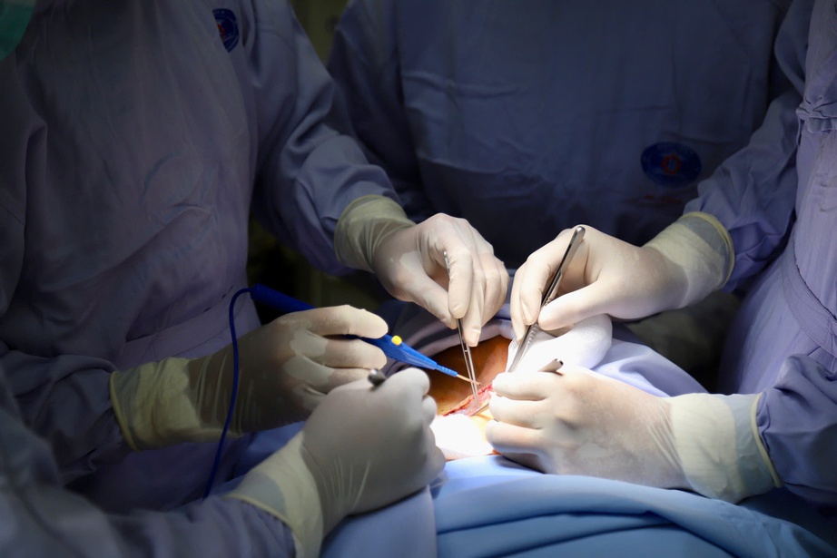 Vừa cắt khối u vừa vi phẫu tạo h&igrave;nh gi&uacute;p mang lại cuộc sống mới cho bệnh nh&acirc;n ung thư lưỡi- Ảnh 1.