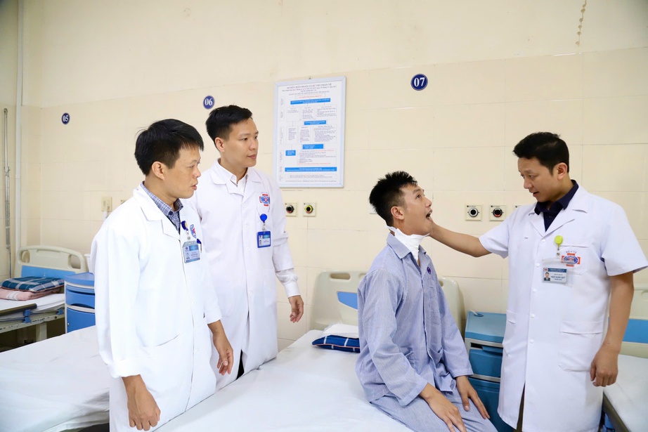 Vừa cắt khối u vừa vi phẫu tạo h&igrave;nh gi&uacute;p mang lại cuộc sống mới cho bệnh nh&acirc;n ung thư lưỡi- Ảnh 2.