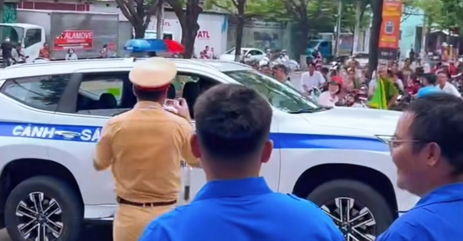 Đi nhầm địa điểm, thí sinh được CSGT Đồng Nai hỗ trợ quay lại đúng điểm thi kịp giờ
- Ảnh 2. Đi nhầm địa điểm, thí sinh được CSGT Đồng Nai hỗ trợ quay lại đúng điểm thi kịp giờ
- Ảnh 2.