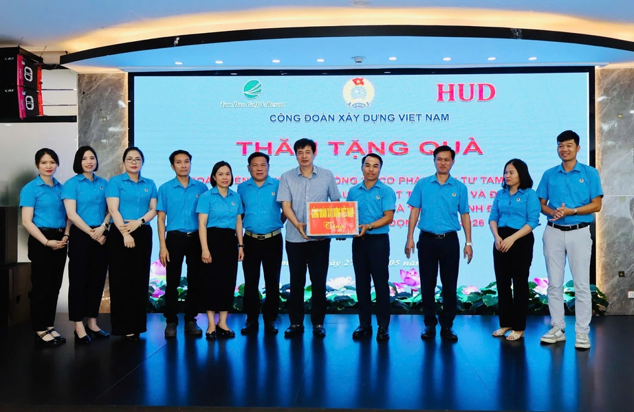 Trao y&ecirc;u thương trong Th&aacute;ng C&ocirc;ng nh&acirc;n: 100 suất qu&agrave; đến với người lao động Tam Đảo- Ảnh 2.
