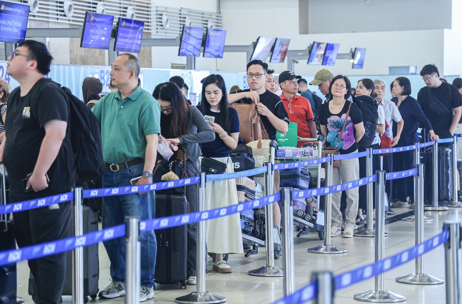 Gần 118 ngh&igrave;n lượt kh&aacute;ch qua s&acirc;n bay Nội B&agrave;i ng&agrave;y cuối nghỉ lễ 30/4 - 1/5- Ảnh 1.