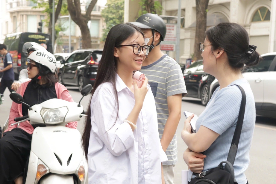 Gần 125.000 th&iacute; sinh H&agrave; Nội bước v&agrave;o m&ocirc;n thi đầu ti&ecirc;n, gi&agrave;nh suất lớp 10- Ảnh 1.