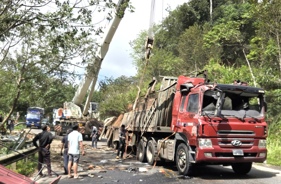 CSGT Quảng Ng&atilde;i khuyến c&aacute;o sau vụ lật xe tải tr&ecirc;n đ&egrave;o Vi &Ocirc; Lắk khiến hai người tử vong- Ảnh 4.