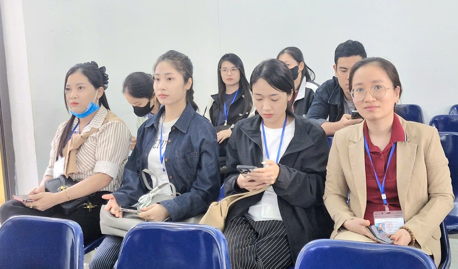 Cảnh s&aacute;t giao th&ocirc;ng ph&acirc;n t&iacute;ch nguy&ecirc;n nh&acirc;n tai nạn trước khi th&iacute; sinh s&aacute;t hạch l&aacute;i xe- Ảnh 2.