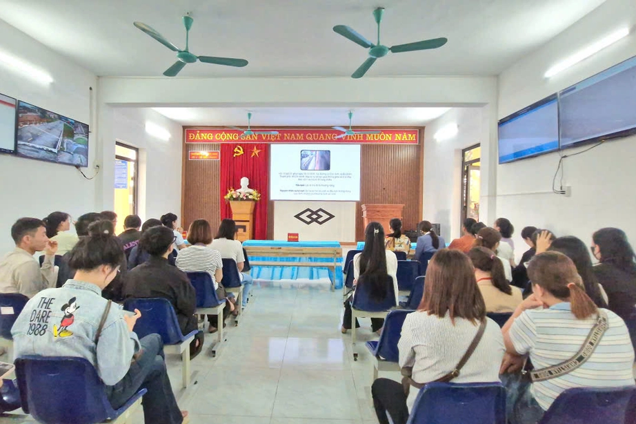 Cảnh s&aacute;t giao th&ocirc;ng ph&acirc;n t&iacute;ch nguy&ecirc;n nh&acirc;n tai nạn trước khi th&iacute; sinh s&aacute;t hạch l&aacute;i xe- Ảnh 1.