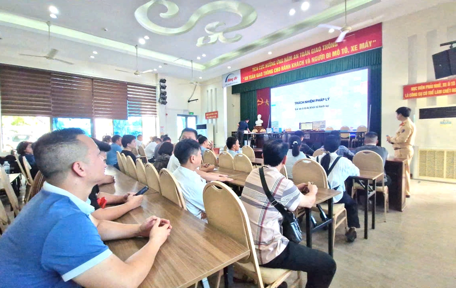 Cảnh s&aacute;t giao th&ocirc;ng ph&acirc;n t&iacute;ch nguy&ecirc;n nh&acirc;n tai nạn trước khi th&iacute; sinh s&aacute;t hạch l&aacute;i xe- Ảnh 3.
