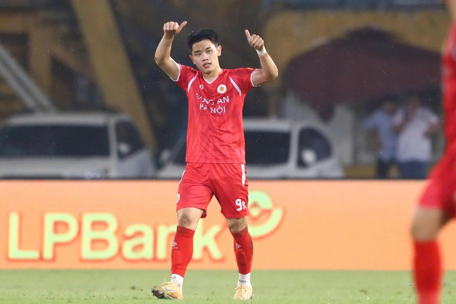 Đ&igrave;nh Bắc nhận giải Cầu thủ xuất sắc nhất V-League th&aacute;ng 4- Ảnh 2.