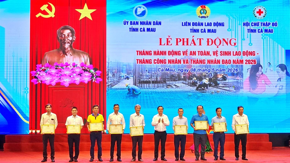 Hơn 800 phần qu&agrave; đến với c&ocirc;ng nh&acirc;n kh&oacute; khăn ở C&agrave; Mau- Ảnh 1.
