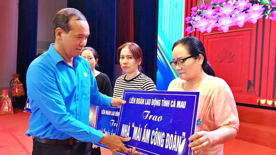 Hơn 800 phần qu&agrave; đến với c&ocirc;ng nh&acirc;n kh&oacute; khăn ở C&agrave; Mau- Ảnh 2.