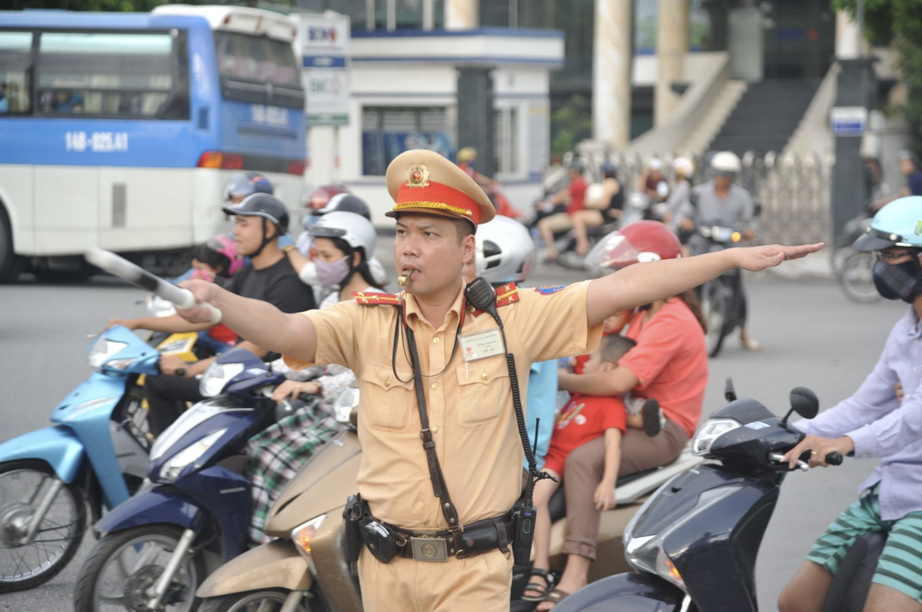 Kh&ocirc;ng để gi&aacute;n đoạn c&ocirc;ng t&aacute;c bảo đảm trật tự, an to&agrave;n giao th&ocirc;ng- Ảnh 1.