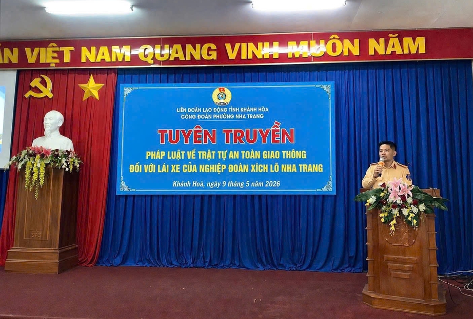Hơn 200 l&aacute;i x&iacute;ch l&ocirc; du lịch Nha Trang được tuy&ecirc;n truyền ph&aacute;p luật giao th&ocirc;ng- Ảnh 1.