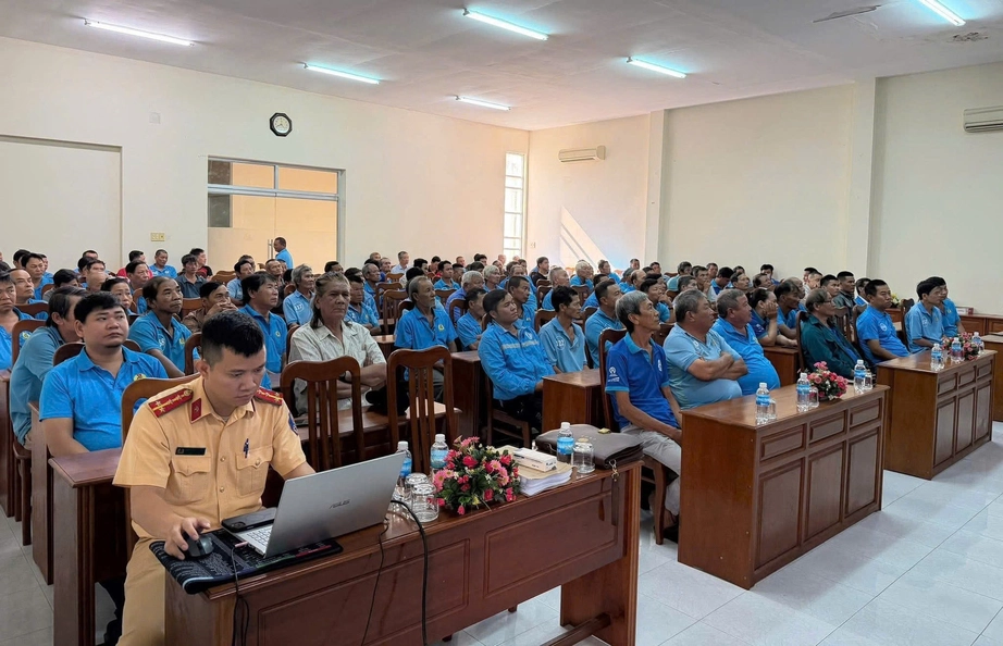 Hơn 200 l&aacute;i x&iacute;ch l&ocirc; du lịch Nha Trang được tuy&ecirc;n truyền ph&aacute;p luật giao th&ocirc;ng- Ảnh 2.