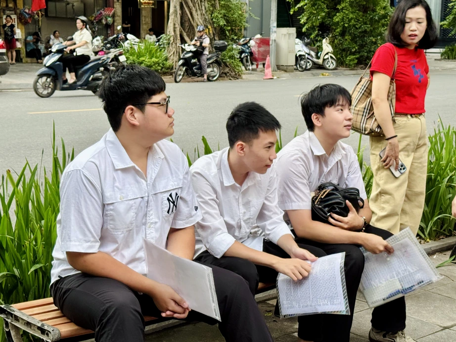Hơn 1,2 triệu th&iacute; sinh l&agrave;m b&agrave;i thi Ngữ văn tốt nghiệp THPT 2026- Ảnh 1.