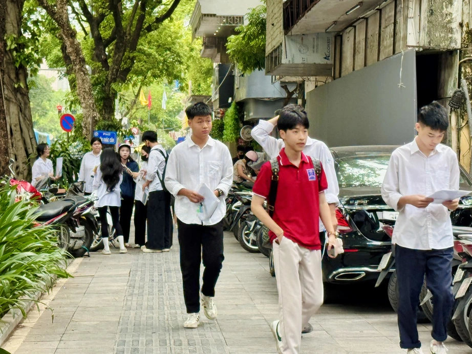 Hơn 1,2 triệu th&iacute; sinh l&agrave;m b&agrave;i thi Ngữ văn tốt nghiệp THPT 2026- Ảnh 2.