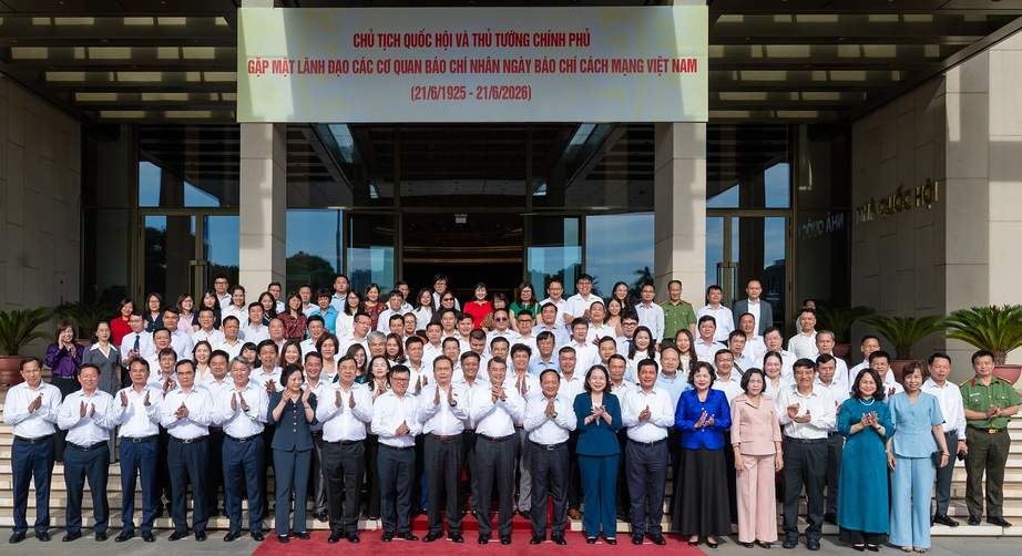 Chủ tịch Quốc hội v&agrave; Thủ tướng gặp mặt l&atilde;nh đạo c&aacute;c cơ quan b&aacute;o ch&iacute; - Ảnh 4.