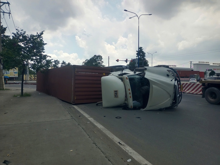 TP.HCM: Xe container lật nhào khi ôm cua - Ảnh 1.