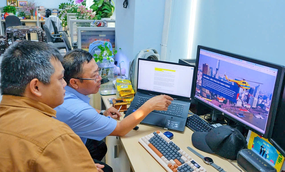Khi nghề b&aacute;o buộc th&iacute;ch nghi với - Ảnh 1.