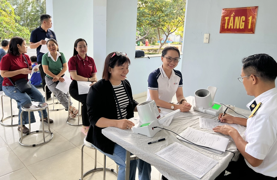 T&aacute;c nghiệp ở Trường Sa m&ugrave;a biển động - Ảnh 1.