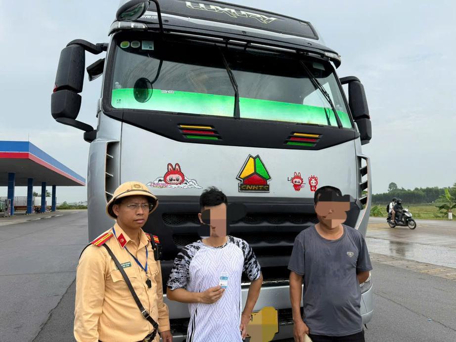Bắc Ninh: Xử phạt 112 triệu đồng vụ tài xế sử dụng ma túy, không giấy phép lái xe - Ảnh 1.