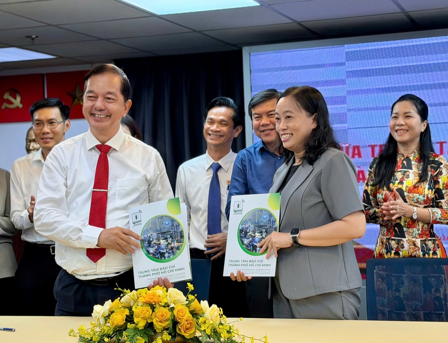 Trung t&acirc;m B&aacute;o ch&iacute; TP.HCM bắt tay Học viện C&aacute;n bộ đ&agrave;o tạo nh&acirc;n lực - Ảnh 2.