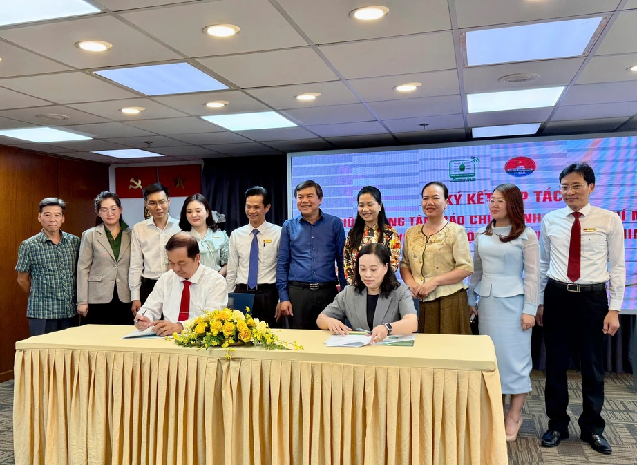 Trung t&acirc;m B&aacute;o ch&iacute; TP.HCM bắt tay Học viện C&aacute;n bộ đ&agrave;o tạo nh&acirc;n lực - Ảnh 1.