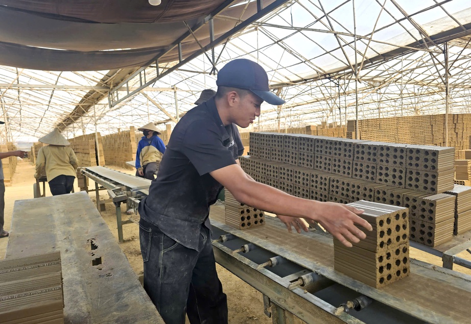 Đắk Lắk: Tháo gỡ điểm nghẽn, đẩy nhanh lộ trình chấm dứt lò gạch thủ công- Ảnh 3. Đắk Lắk: Tháo gỡ điểm nghẽn, đẩy nhanh lộ trình chấm dứt lò gạch thủ công- Ảnh 3.