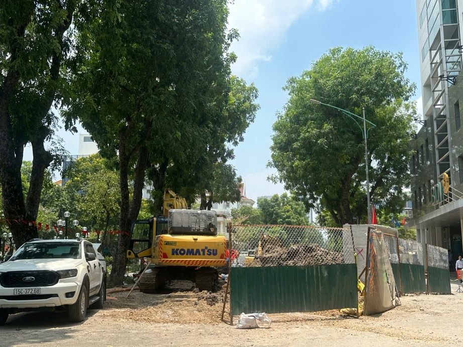Sau hạn 31/5, "l&ocirc; cốt" tr&ecirc;n phố Quang Trung vẫn &aacute;n ngữ l&ograve;ng đường- Ảnh 1.