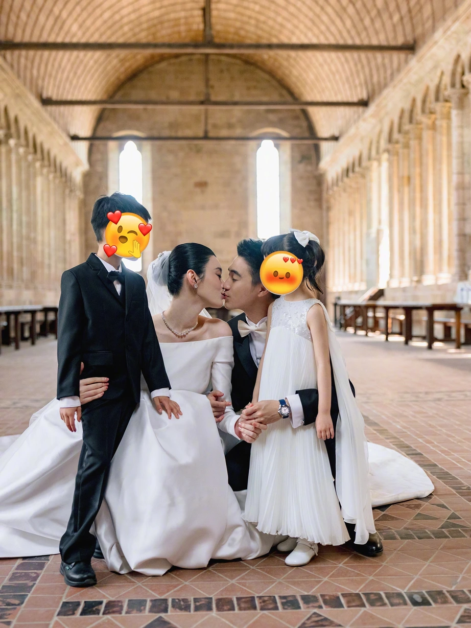 Si&ecirc;u mẫu nội y Hề Mộng Dao kh&oacute;a m&ocirc;i con trai "vua s&ograve;ng b&agrave;i" trong h&ocirc;n lễ ở Ph&aacute;p- Ảnh 4.