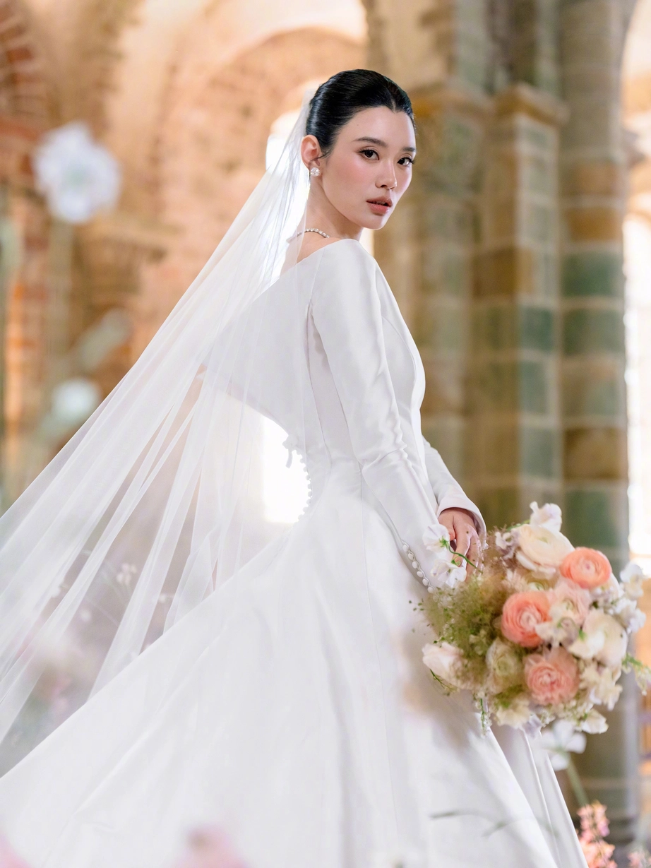 Si&ecirc;u mẫu nội y Hề Mộng Dao kh&oacute;a m&ocirc;i con trai "vua s&ograve;ng b&agrave;i" trong h&ocirc;n lễ ở Ph&aacute;p- Ảnh 1.