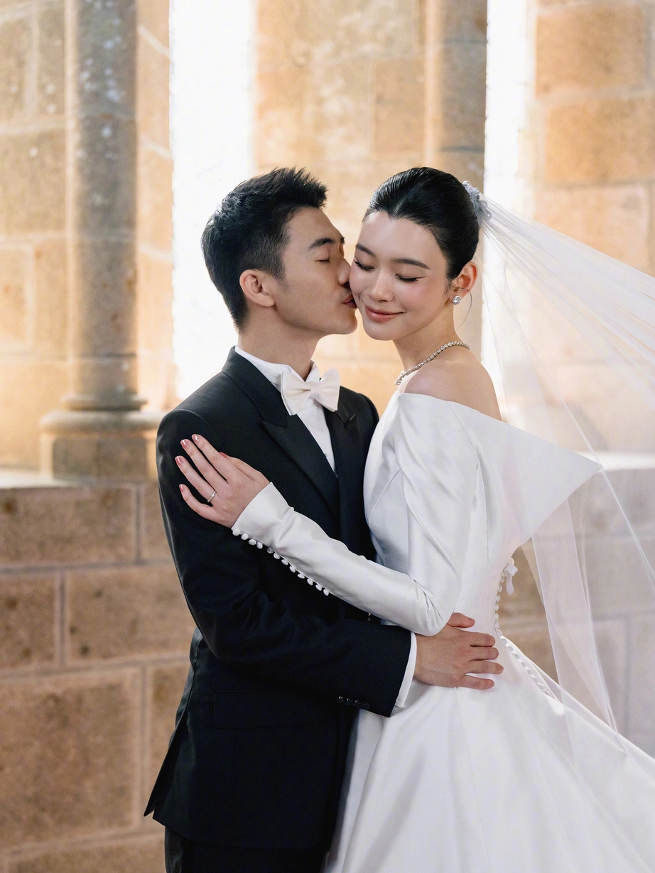 Si&ecirc;u mẫu nội y Hề Mộng Dao kh&oacute;a m&ocirc;i con trai "vua s&ograve;ng b&agrave;i" trong h&ocirc;n lễ ở Ph&aacute;p- Ảnh 2.