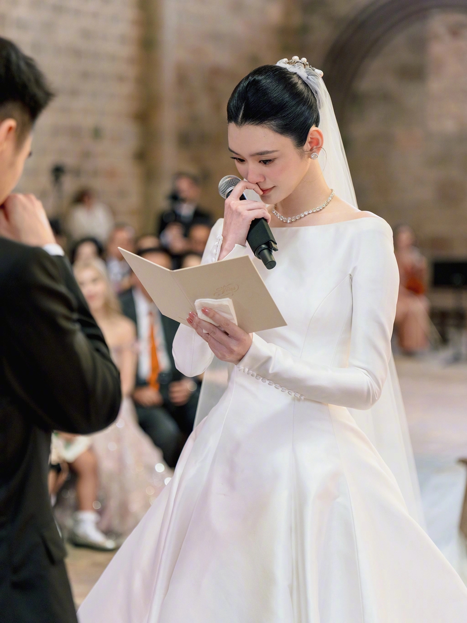 Si&ecirc;u mẫu nội y Hề Mộng Dao kh&oacute;a m&ocirc;i con trai "vua s&ograve;ng b&agrave;i" trong h&ocirc;n lễ ở Ph&aacute;p- Ảnh 8.