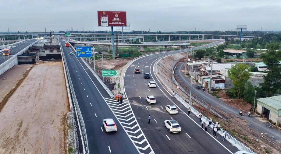 Gấp r&uacute;t th&aacute;o gỡ c&aacute;c kh&oacute; khăn, xử l&yacute; điểm xung đột để khai th&aacute;c to&agrave;n bộ n&uacute;t giao Long Th&agrave;nh- Ảnh 2.