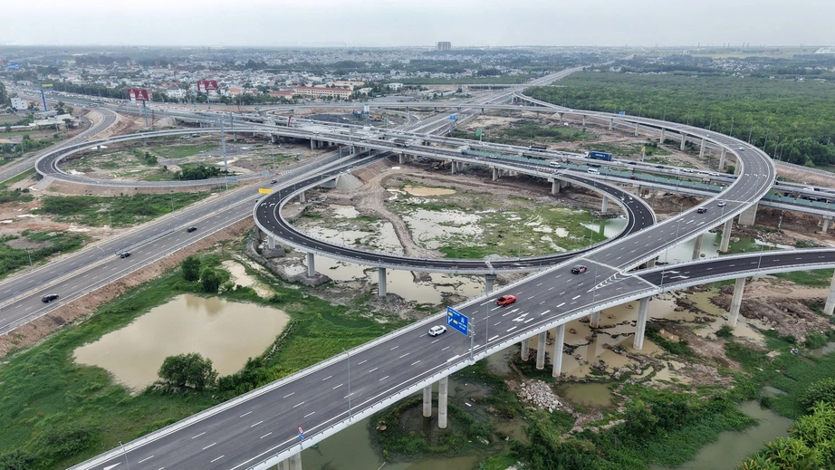 Gấp r&uacute;t th&aacute;o gỡ c&aacute;c kh&oacute; khăn, xử l&yacute; điểm xung đột để khai th&aacute;c to&agrave;n bộ n&uacute;t giao Long Th&agrave;nh- Ảnh 1.
