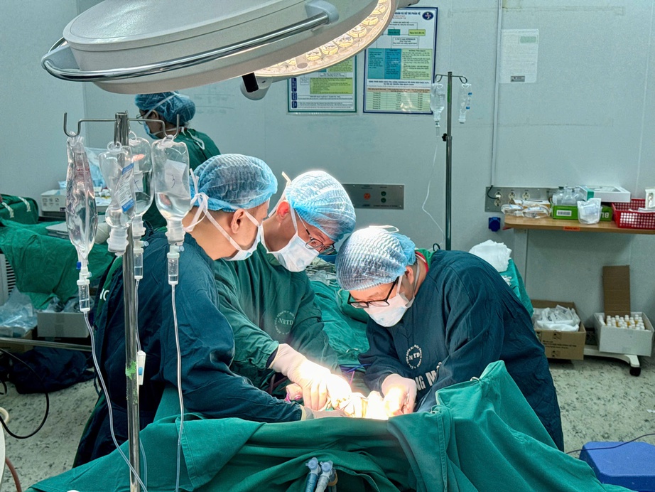 Tự &yacute; uống thuốc nam, một phụ nữ nhập viện với khối u gan "khủng"- Ảnh 1.