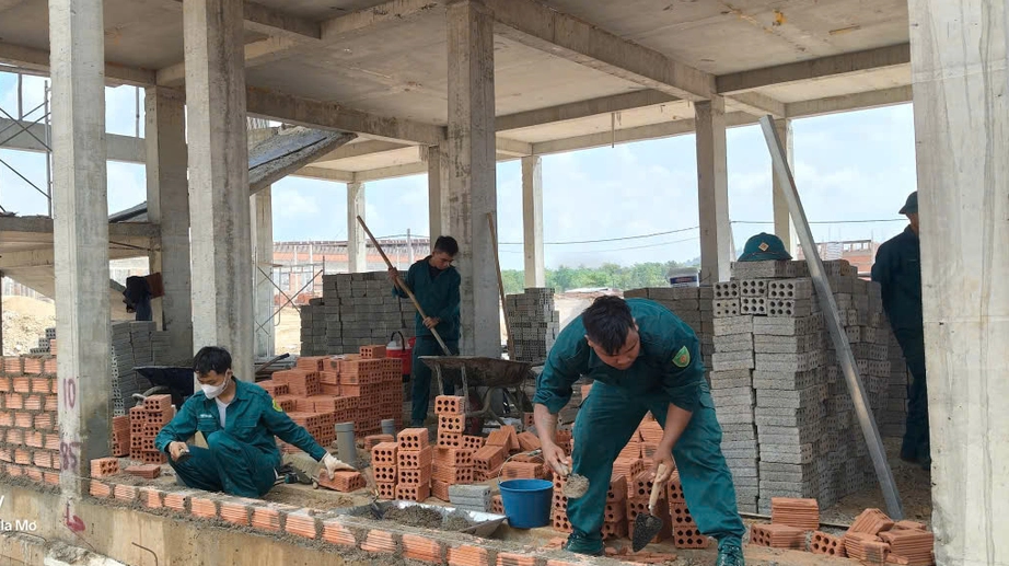 Qu&acirc;n đội, C&ocirc;ng an đưa 270 c&aacute;n bộ chiến sĩ hỗ trợ x&acirc;y trường li&ecirc;n cấp ở Gia Lai- Ảnh 1.