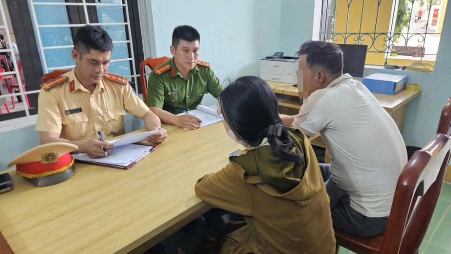 Quảng Trị: Người phụ nữ chặn đầu &ocirc; t&ocirc; rồi nằm ngang tr&ecirc;n đường g&acirc;y cản trở giao th&ocirc;ng - Ảnh 1.