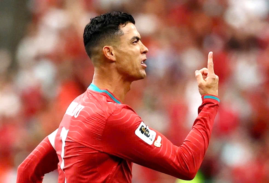 Ronaldo lập kỷ lục v&ocirc; tiền kho&aacute;ng hậu tại World Cup khiến Messi ch&agrave;o thua - Ảnh 1.