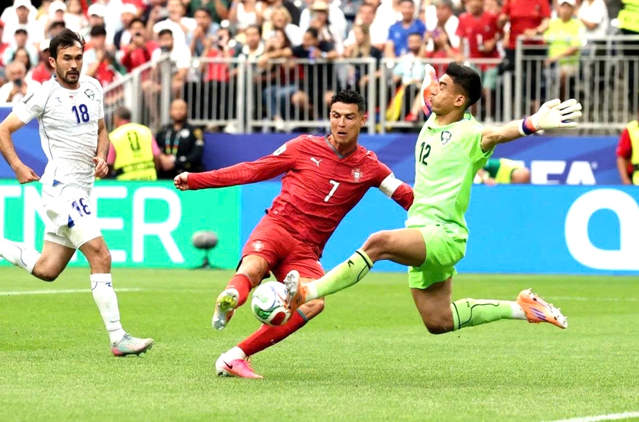 Ronaldo lập kỷ lục v&ocirc; tiền kho&aacute;ng hậu tại World Cup khiến Messi ch&agrave;o thua - Ảnh 2.