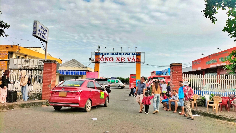 C&agrave; Mau quyết liệt triển khai thu ph&iacute; kh&ocirc;ng dừng tại c&aacute;c bến xe - Ảnh 1.