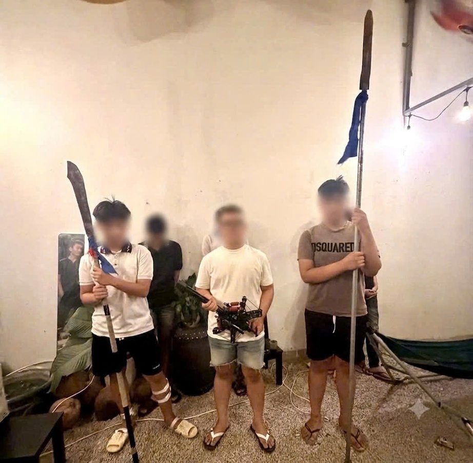 Xử l&yacute; nh&oacute;m thanh, thiếu ni&ecirc;n cầm dao rượt đuổi g&acirc;y n&aacute;o loạn đường phố ở Gia Lai - Ảnh 1.
