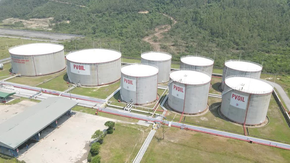 Người d&acirc;n H&agrave; Tĩnh t&iacute;ch cực đ&oacute;n nhận xăng sinh học E10 - Ảnh 2.