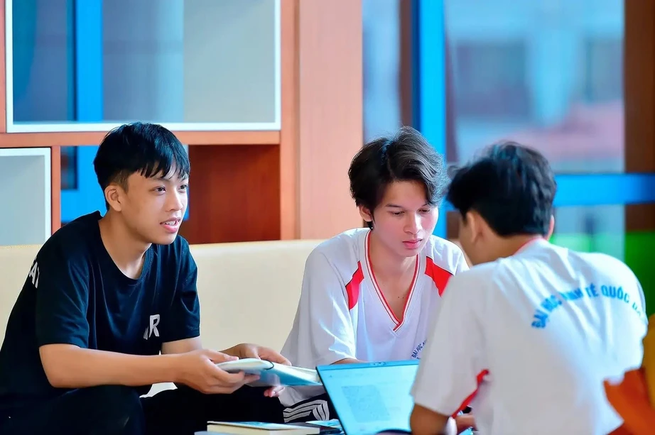 311 th&iacute; sinh được tuyển thẳng v&agrave;o Đại học Kinh tế Quốc d&acirc;n - Ảnh 1.